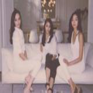 关晓彤与超模比腿不输阵 逆天大长腿你练你也有