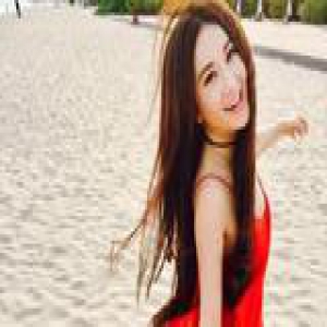 51岁温碧霞爱露肩 好身材和光滑肌是绝配