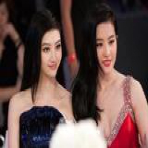 长头眉加橘粉唇 景甜真的很努力在讨你喜欢