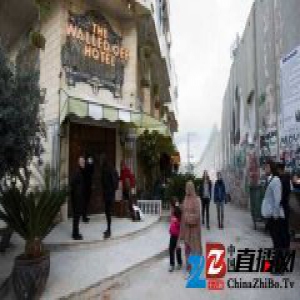 没法拥有 Banksy 的传奇涂鸦，你还能去他开的酒店住一晚