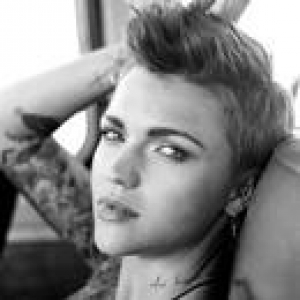 生化危机Ruby Rose短发狂撩妹 看完你还直吗