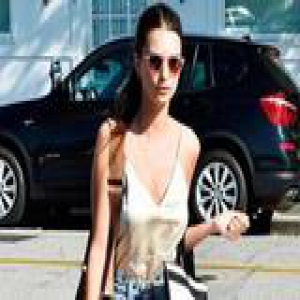 用什么来拯救这条显胖的牛仔裤 时髦人的脑洞真大