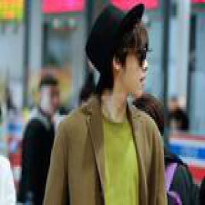 盘点近期李易峰曝光造型 穿搭得体自成风格