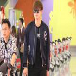 穿得花花绿绿 难道还以为自己是祖国的花朵