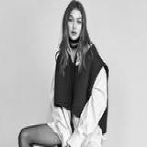 杨幂迪丽热巴肯豆抢穿渔网袜 你也敢穿吗