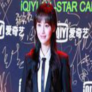 郑爽彻底放飞自我 私服搭配最爱All Black