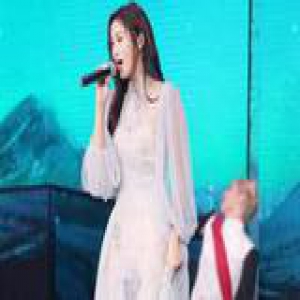 关晓彤最新街拍 褪去学生气时髦不少