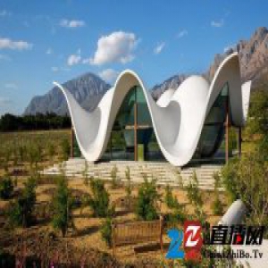 这座有着夸张大波浪屋顶的教堂，设计灵感来自山川的样貌