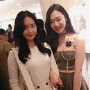 雪莉秒杀允儿 女星同框套路深够白才会赢