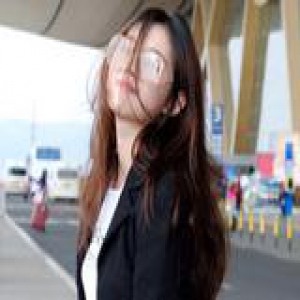 林允大风天秀美腿 我却只看到她被吹乱的头发