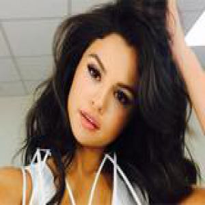 赛琳娜变身导演了 我却只想盯着她的唇色看