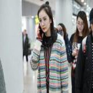 杨幂唐嫣又来“带货” 一件毛衣搞定春天穿搭