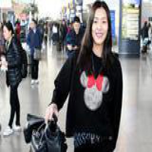 超模刘雯又来秀身材 可我只看到了她的宽肩带包包