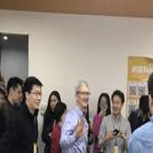 库克现身ofo总部 戴威教他骑小黄车