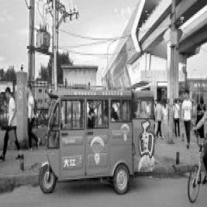 地铁站周边电动车肆意揽客 改装三轮一车坐八人