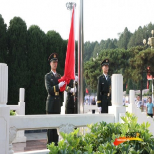 高清大图！参观者在西柏坡纪念馆观看阅兵式