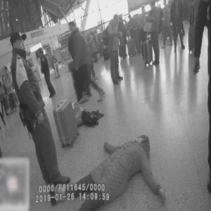 女子携带长剪刀进站拒不配合安检 撒泼打滚大闹火车站