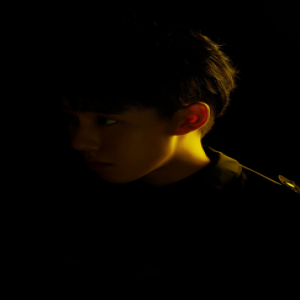 周奇光影大片发布超A少年酷帅有型