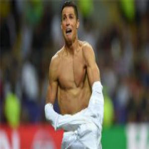 C罗肘部扫中了对方球员面部 被黄牌警告