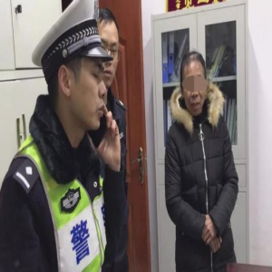 糊涂女婿把丈母娘忘服务区独自上路 网友：你完了