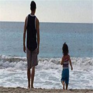 吴彦祖晒女儿正面 小公主阅读杂志神情认真