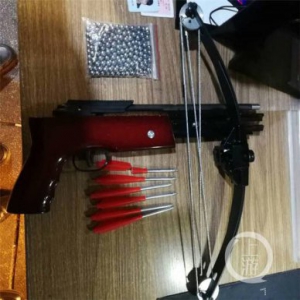 真人版“吃鸡” 男子带弩箭坐火车过安检被拦 自称回老家“吃鸡”