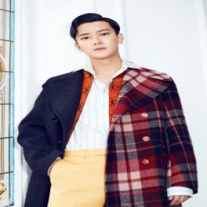 熊梓淇首次亮相巴黎时装周 演绎法式复古摩登风情