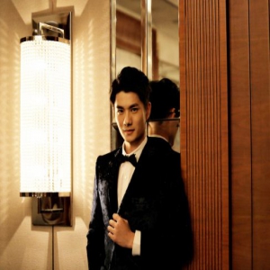 狐友国民校草孙熹之亮相时尚盛典 与范丞丞红毯自拍