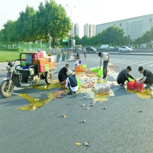 掉了半车生鸡蛋 赶来一群热心人