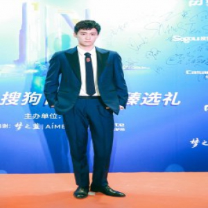 晏紫东亮相搜狗IN盛典 优雅蓝西装尽显少年绅士品格