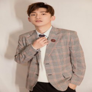 蒋龙出席搜狗IN盛典 时尚格子西装演绎冬日学院风