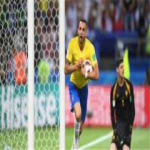 瓦拉内头球破门 球迷沸腾