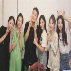 杜海涛杨超越同框 俩人一起嘟嘴比V卖萌