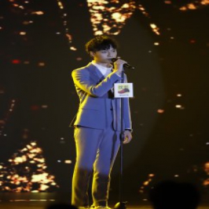 张冠森帅气亮相时尚活动 唱《消愁》获好评