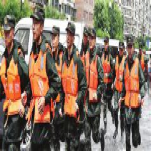 武警天津市总队执勤一支队官兵帮居民排除险情