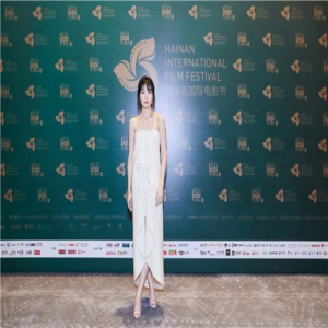 齐溪现身海南岛国际电影节 米色长裙尽显优雅气质