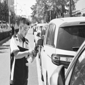 五区路侧停车启用电子收费 APP可查停车场信息