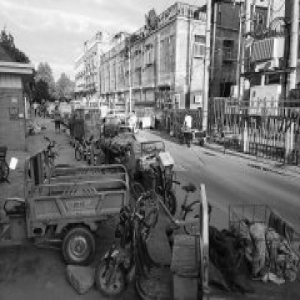 大兴九龙家园外 路狭窄车乱停出行难