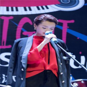 《小妖的金色城堡》杨菲洋化身追爱女歌手 为爱痴狂放弃事业