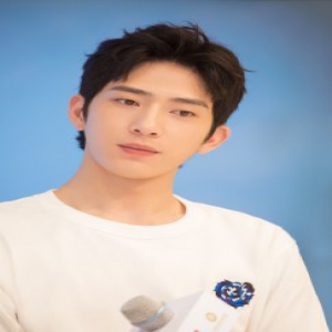 井柏然与优衣库携手启动苗绣公益