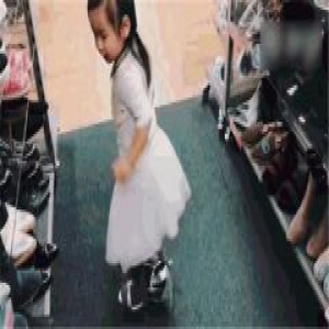 高云翔女儿现澳洲 董璇则回国接工作