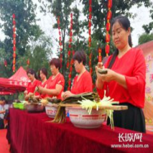肥乡：民俗端午节 “粽子村”比赛包粽子