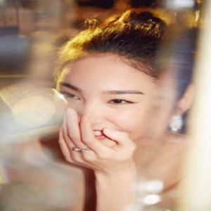 王可如出席时尚盛典 率性利落质感十足