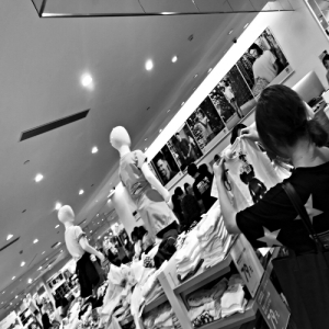 优衣库联名T恤遭疯抢 模特身上的衣服也被抢光