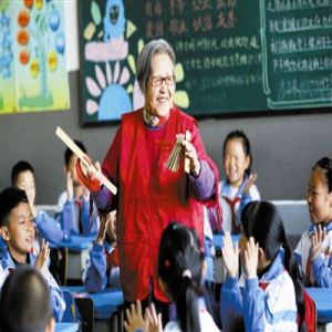 李奶奶打起竹板 讲文明