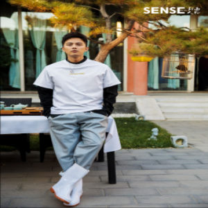 叶祖新暖冬大片 雅痞演绎复古庭院风