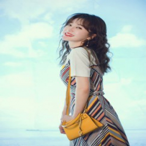 秦岚现身品牌活动 清新靓丽像颗柠檬糖