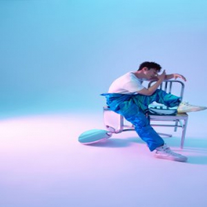 王冠逸解锁新大片 不拘一格演绎高级少年感