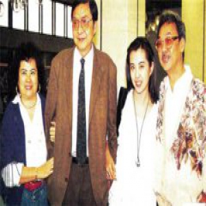 王祖贤全家照曝光 大长腿原来遗传了爸爸