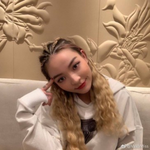 原来辫子拆下来是这样！VaVa晒“拆辫子”自拍